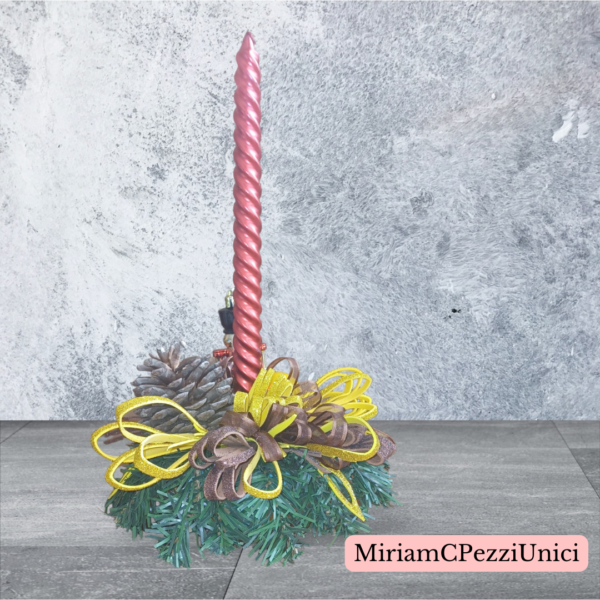 candela rossa_base terracotta_decorata con verde_ pigne e soldatino - immagine 3