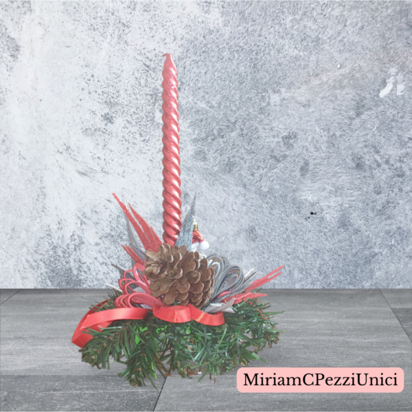 candela rossa_base terracotta_decorata con verde_ pigne e babbo Natale - immagine 3