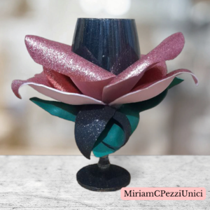Calice di vetro glitterato nero con rosa realizzata attorno. porta candele o altro