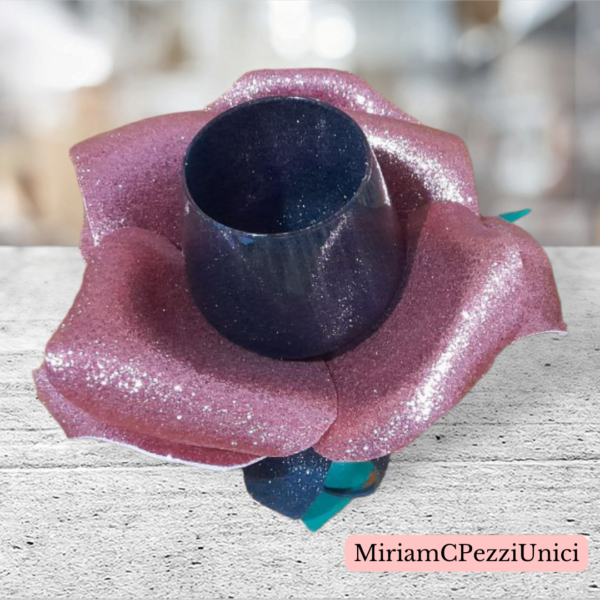 Calice di vetro glitterato nero con rosa realizzata attorno. porta candele o altro - immagine 3