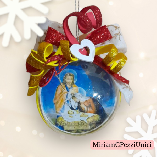 Pallina di Natale realizzata a mano. Sacra famiglia. fiocco rosso e oro e cuore di legno