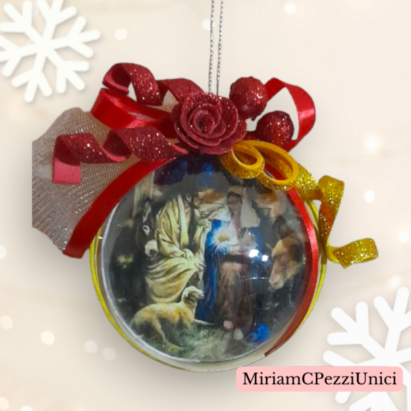 Pallina di Natale realizzata a mano. Sacra famiglia, fiocco rosso e oro