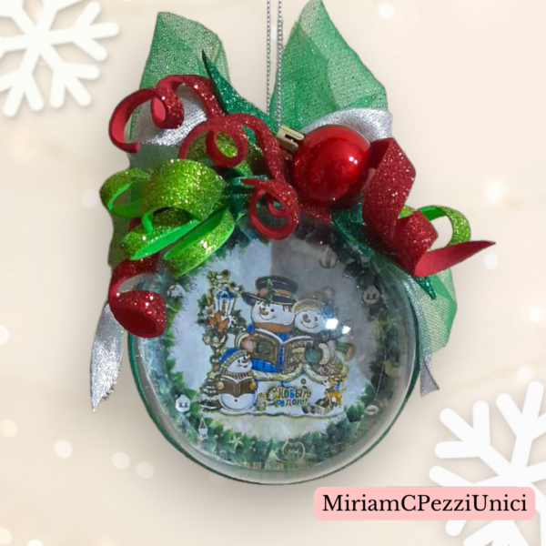 Pallina di Natale realizzata a mano. fiocco rosso e verde