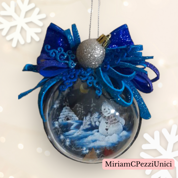 Pallina di Natale realizzata a mano con fiocco blu e argento